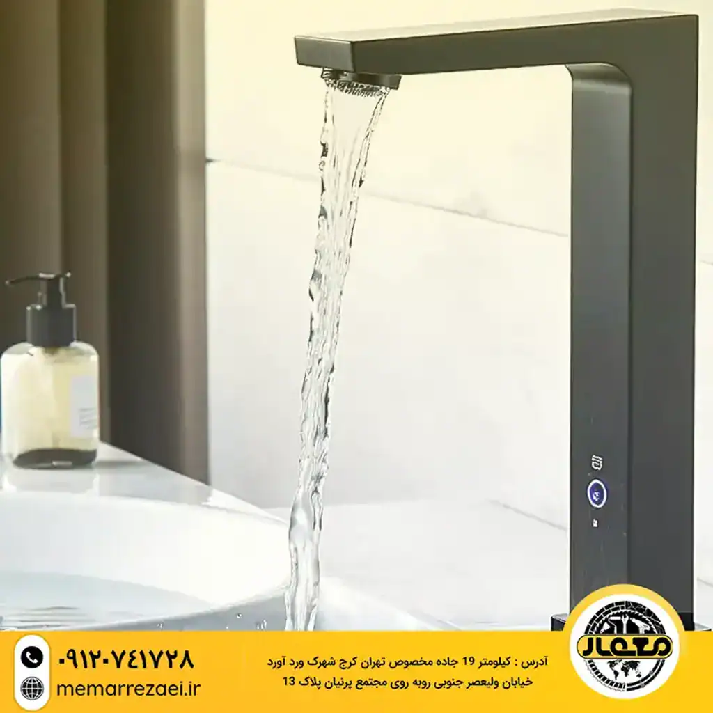 شیر روشویی چشمی مشکی با طراحی مینیمال در حال ریختن آب به روشویی سفید – نصب‌شده در سرویس بهداشتی مدرن